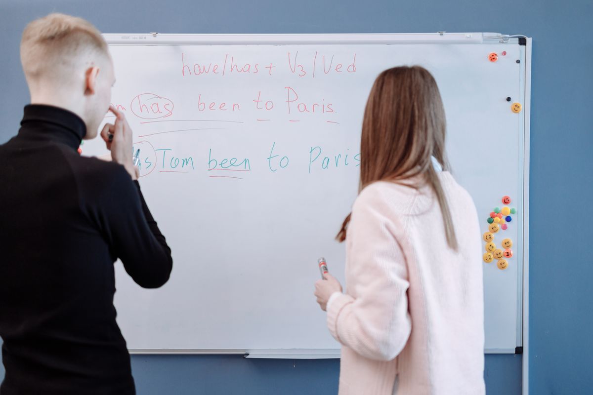 Adultos aprendiendo inglés en Kasimi World English Institute