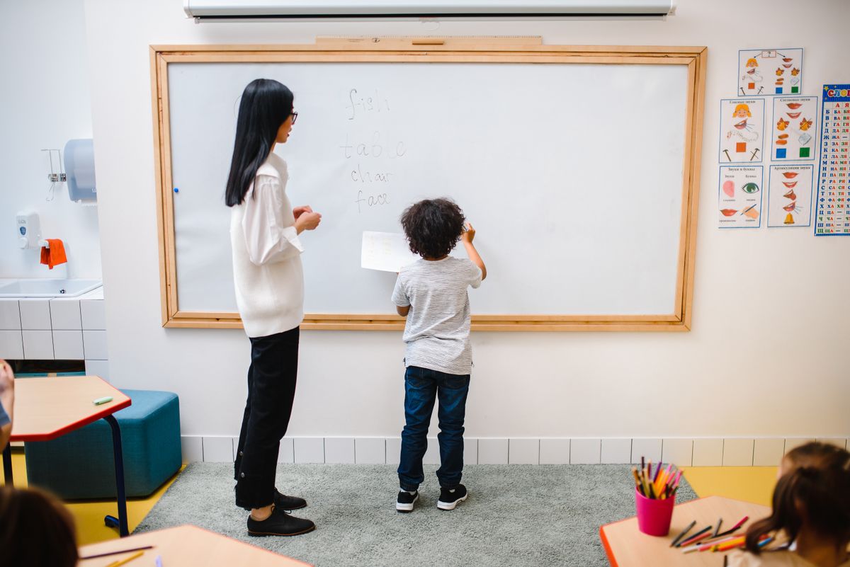 Niños aprendiendo inglés en Kasimi World English Institute