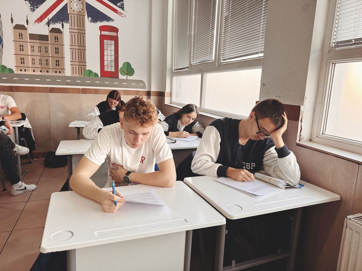 Adolescentes aprendiendo inglés en Kasimi World English Institute